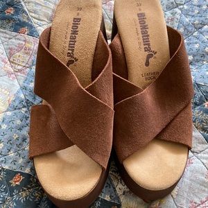 Great pair!!! Never worn but inside!! Deep brown, made in 🇮🇹 Italy.